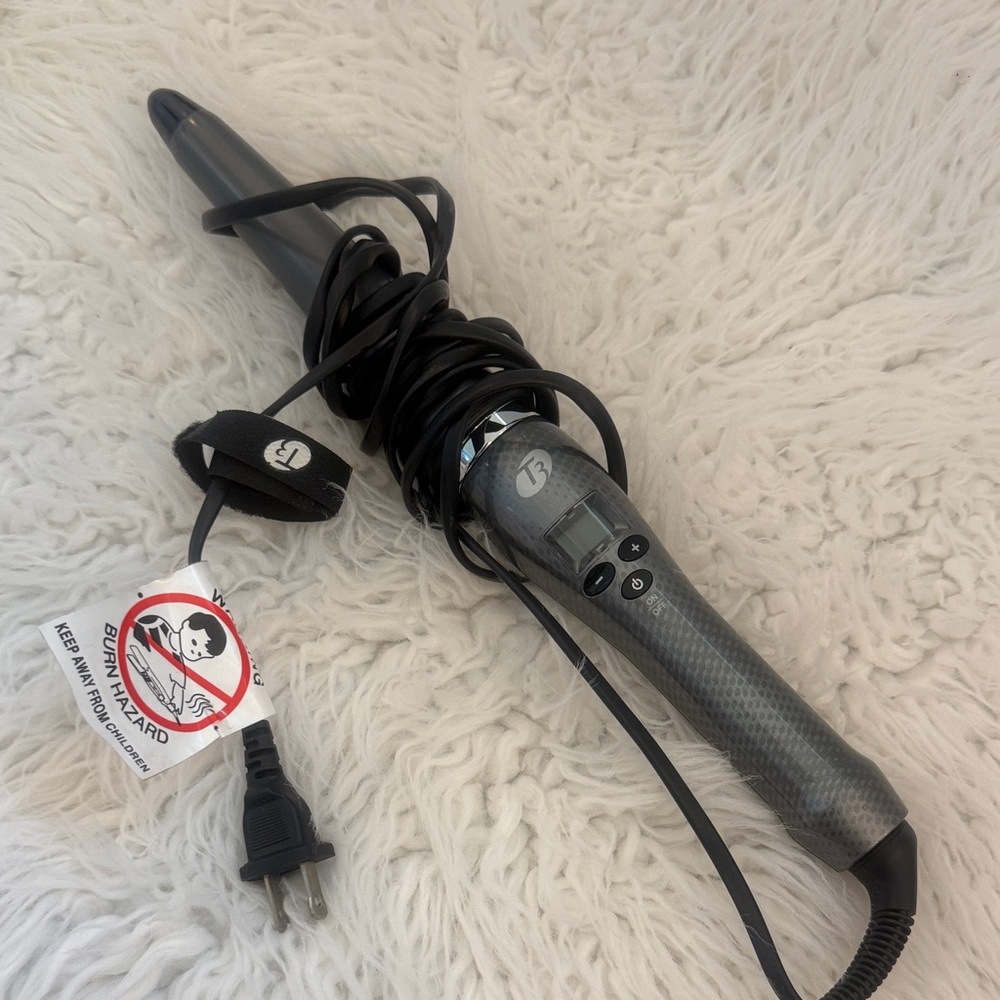 T3 single pass Graphite Whirl Curling Wand plus gloves like new